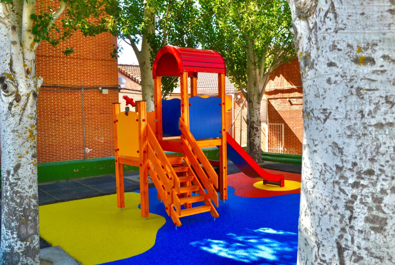 Beneficios de los suelos de caucho para parques infantiles